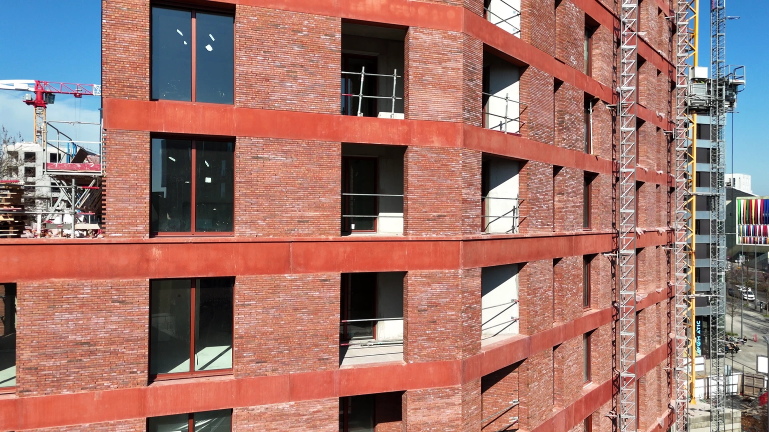 Détail d’une façade en briques rouges à Lille