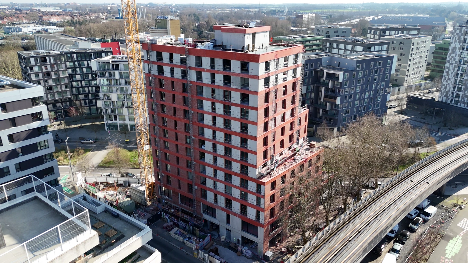 Vue aérienne d’un immeuble en briques rouges en chantier à Lille