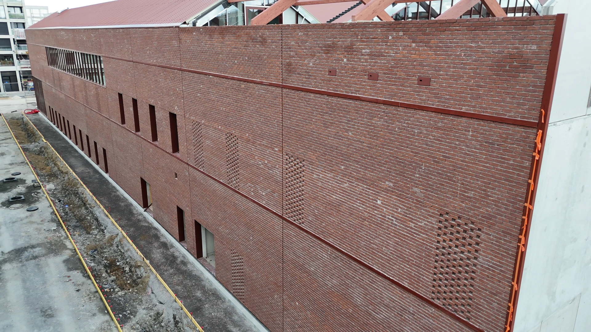 Vue aérienne de la façade en brique de la Nouvelle piscine de Lille