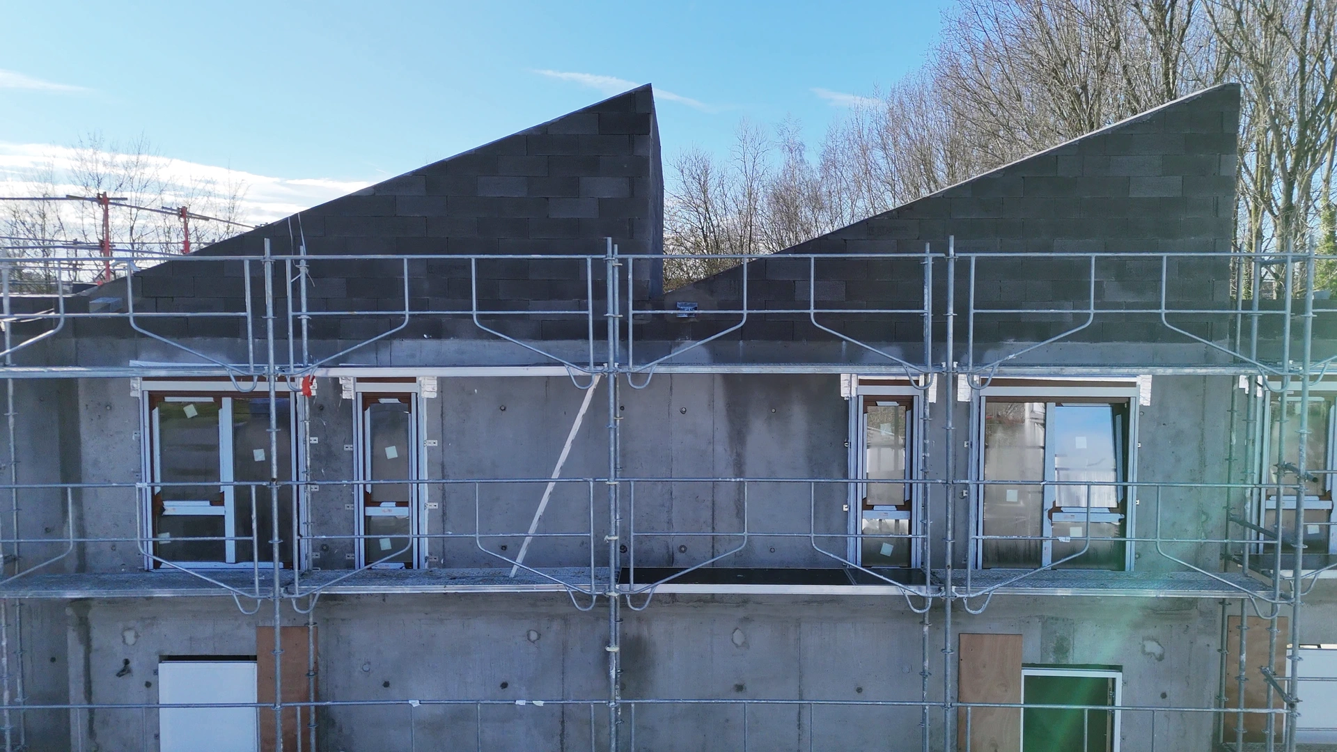 Façade échafaudée sur le chantier de Roncq
