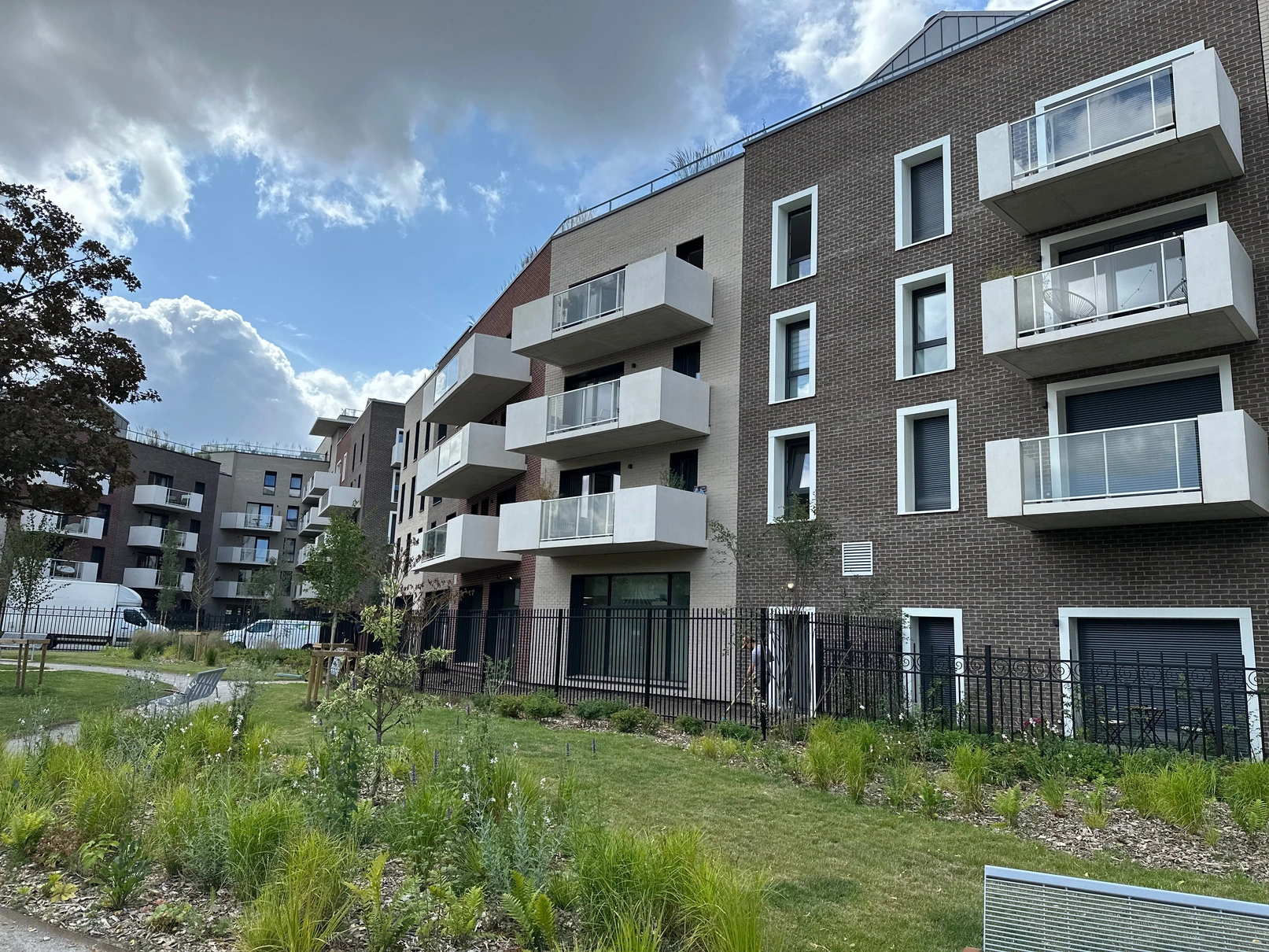 Immeuble résidentiel en briques foncées du projet Sensorium