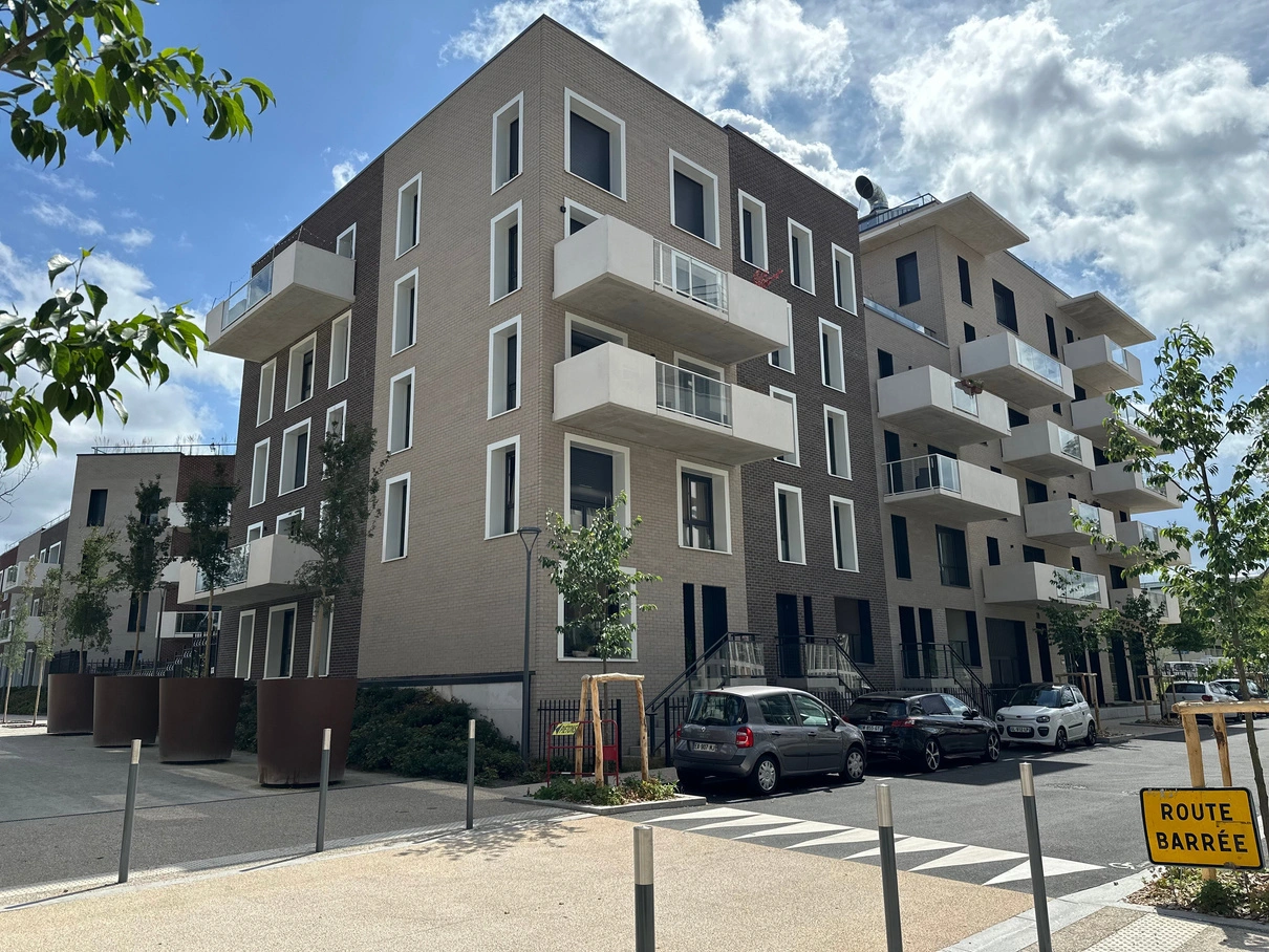Immeuble résidentiel du projet Sensorium vu depuis la rue